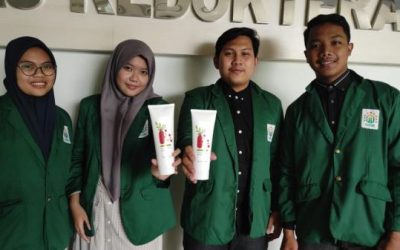 ” MAHASISWA FK UNUSA UBAH EKSTRAK BIJI BUAH DELIMA JADI BODY CREAM “